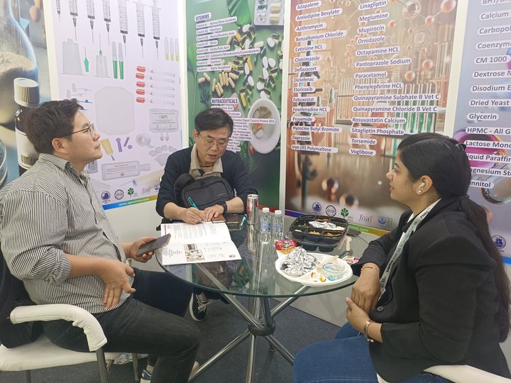 Meeting buyers at the CPHI 2025 stand