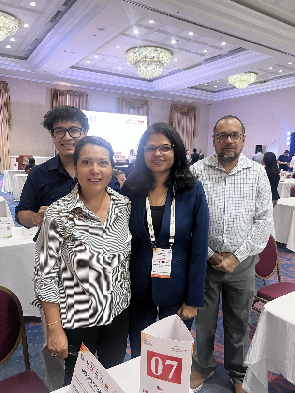 With visitors at the table, LATAM 2026
